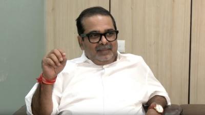 केजरीवाल से जुड़े चार्टर्ड प्लेन विवाद पर अवध ओझा का तंज, तो क्या नेता बैलगाड़ी पर चलें