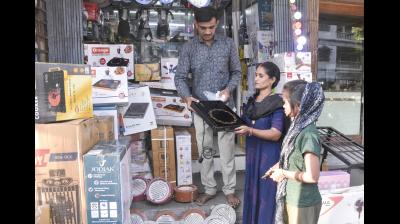 ईरान युद्ध के बीच कुकिंग गैस पर निर्भरता घटाने की तैयारी, सरकार घरेलू इंडक्शन हीटर उत्पादन बढ़ाने पर कर रही फोकस