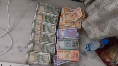 तेलंगाना: दो अधिकारियों के घर छापेमारी, 24 लाख कैश और कीमती सामान बरामद