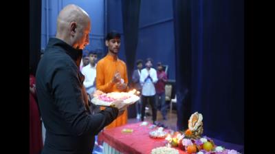 नीता अंबानी के सांस्कृतिक केंद्र को 3 साल पूरे, अनुपम खेर ने किया नाटक ‘कुछ भी हो सकता है’ का मंचन