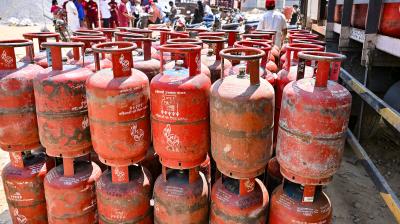 दिल्ली में एलपीजी संकट की अफवाहें खारिज, सरकार बोली- आपूर्ति पूरी तरह सामान्य