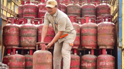 देश में एलपीजी की कोई कमी नहीं, शनिवार को 51 लाख से अधिक सिलेंडर्स की डिलीवरी हुई: केंद्र