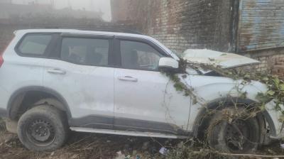 गोरखपुर में बदमाश पकड़ने गई पुलिस की गाड़ी पेड़ से टकराई, एक दारोगा की मौत, दो घायल