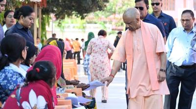जनता दर्शन: सीएम योगी ने दिया जरूरतमंद बच्ची की स्कूल फीस जमा कराने का निर्देश