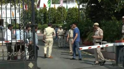 दिल्ली विधानसभा परिसर के हाई-सिक्योरिटी गेट को तोड़कर घुसी कार, जांच में जुटी पुलिस