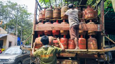 बीते पांच हफ्तों में करीब 18 करोड़ एलपीजी सिलेंडर वितरित किए गए, ऑनलाइन बुकिंग की हिस्सेदारी 97 प्रतिशत हुई: केंद्र