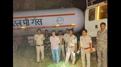 बिहार में अवैध गैस रिफिलिंग के बड़े गिरोह का भंडाफोड़, एलपीजी गैस से भरा कंटेनर और 54 गैस सिलेंडर बरामद