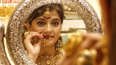 पश्चिम एशिया में बढ़ते तनाव के बीच सोने-चांदी की कीमतों में गिरावट, बाजार में अस्थिरता का दौर