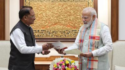 बस्तर 2.0 की शुरुआत: सीएम विष्णुदेव साय ने पीएम मोदी को दिया निमंत्रण, विकास का ब्लूप्रिंट सौंपा