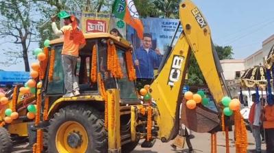बंगाल चुनाव: भाजपा उम्मीदवार बुलडोजर पर सवार होकर नामांकन दाखिल करने पहुंचे