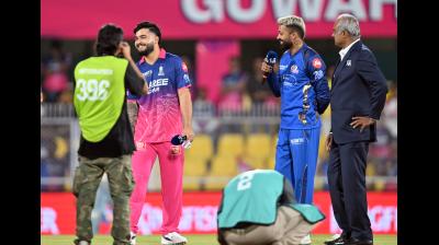 आईपीएल 2026: मुंबई इंडियंस ने टॉस जीतकर गेंदबाजी चुनी, बारिश के बाद ओवरों में भारी कटौती