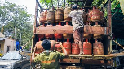मध्य पूर्व में तनाव के बीच केंद्र ने एलपीजी आवंटन का नया फॉर्मूला तय किया; फार्मा, फूड और कृषि जैसे क्षेत्रों को मिलेगी राहत