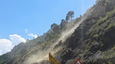 भूस्खलन के बाद श्रीनगर-जम्मू राजमार्ग दूसरे दिन भी बंद रहा