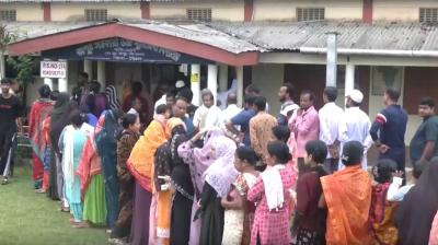 असम में मतदान केंद्रों पर बड़ी संख्या में पहुंचीं महिलाएं, फर्स्ट टाइम वोटर बोले- हमें चाहिए विकास