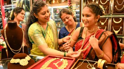 सोना-चांदी सस्ते में खरीदने का मौका; कीमतें करीब 8,000 रुपए तक घटीं
