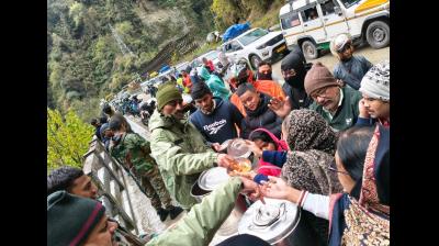 उत्तरी सिक्किम में भूस्खलन के बाद सेना ने सभी पर्यटकों और स्थानीय लोगों को बचाया