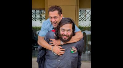 अनंत अंबानी की पीठ पर चढ़े सलमान खान, बोले- लिख लो, यह आदमी देश को भी उठाएगा