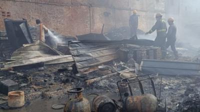 गाजियाबाद: कबाड़ गोदाम में भीषण आग, फायर विभाग की तत्परता से टला बड़ा हादसा