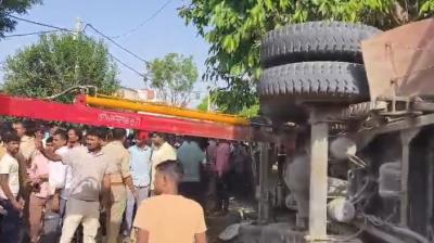 कन्नौज में कोयले से भरा ट्रक पलटा, दो लोगों की मौके पर मौत