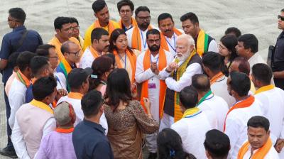 पीएम मोदी ने सिलीगुड़ी में पार्टी कार्यकर्ताओं से की मुलाकात, कहा- बंगाल का मिजाज 'साफ तौर पर भाजपा के पक्ष में'