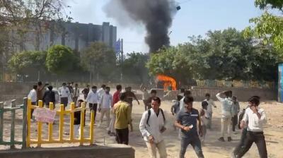 नोएडा फेस-2 में श्रमिकों का उग्र प्रदर्शन, वेतन वृद्धि को लेकर बढ़ा बवाल, रिचा ग्लोबल कंपनी से शुरू हुआ था विवाद