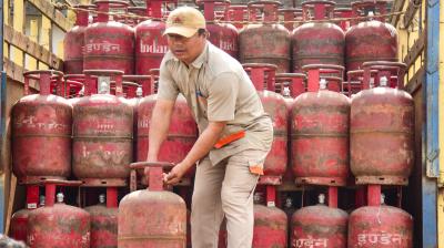 पश्चिम एशिया तनाव के बीच सरकार का बड़ा अपडेट: एलपीजी सप्लाई सामान्य, 98 प्रतिशत बुकिंग ऑनलाइन; करीब 4.32 लाख नए पीएनजी कनेक्शन सक्रिय