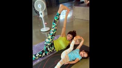 'बैलेंस सिखाया नहीं जाता, आदतों से आता है', 'लिटिल योगी' के साथ योग करती दिखीं शिल्पा शेट्टी