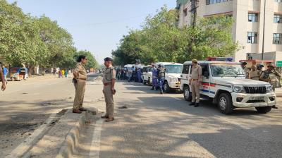 नोएडा में तनाव के बाद सख्ती: औद्योगिक क्षेत्रों में भारी पुलिस बल तैनात, 300 से अधिक हिरासत में