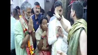 पत्नी अंकिता कुंवर के साथ बाबा महाकाल के दर्शन करने पहुंचे मिलिंद सोमन