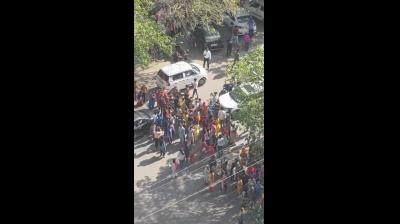 नोएडा: सेक्टर 121 गढ़ी चौखंडी में पुलिस पर पथराव, अब तक 300 से अधिक गिरफ्तार