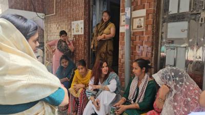 नोएडा में श्रमिकों का आक्रोश: सामाजिक कार्यकर्ता शालिनी ने हरौला गांव पहुंचकर जानी जमीनी हकीकत