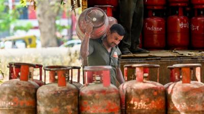 पश्चिम एशिया संकट के बीच एलपीजी आपूर्ति सामान्य, प्रवासी मजदूरों के लिए बढ़ाई गई छोटे सिलेंडरों की सप्लाई, कालाबाजारी पर कार्रवाई जारी: सरकार