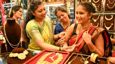 सोने की चमक बढ़ी, चांदी का दाम 2.55 लाख रुपए हुआ