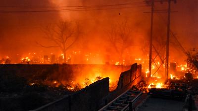 भीषण आग से सैकड़ों झुग्गियां जलकर राख, सिलेंडर ब्लास्ट होने से मचा हड़कंप