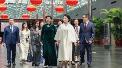 फंग लीयुएं और टो लाम की पत्नी ने चीनी राष्ट्रीय कला केंद्र का दौरा किया