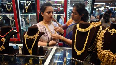 वैश्विक बाजारों से मिले मिले-जुले संकेतों के बीच कीमती धातुओं में बड़ा उतार-चढ़ाव, चांदी में तेजी तो सोना लुढ़का