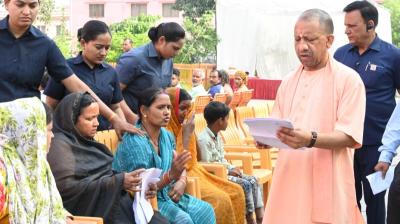 सीएम योगी ने 'जनता दर्शन' में सुनी 200 लोगों की समस्याएं, बोले त्वरित समाधान कराएं अधिकारी