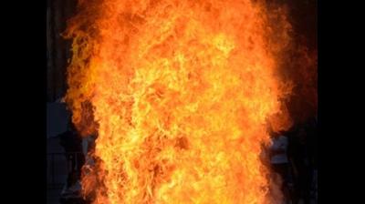 कर्नाटक के यादगीर में बस से टक्कर के बाद धधकी कार, 6 लोगों की मौत