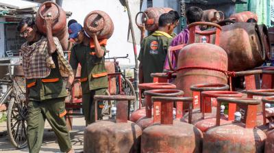 देश में रसोई गैस की आपूर्ति सामान्य, एक दिन में 50.5 लाख से ज्यादा गैस सिलेंडर की आपूर्ति