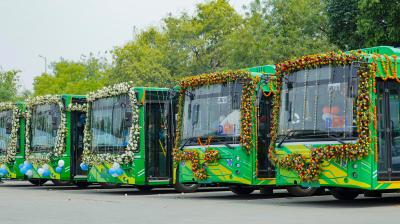 दिल्ली की मुख्यमंत्री रेखा गुप्ता ने डीटीसी की 200 ई-बसों को हरी झंडी दिखाकर रवाना किया