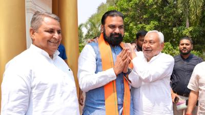 बिहार: मुख्यमंत्री सम्राट चौधरी से मिलने पहुंचे नीतीश कुमार, दोनों के बीच हुई बात