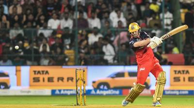 आईपीएल 2026: फिलिप साल्ट का तूफानी अर्धशतक, आरसीबी ने डीसी को दिया 176 रन का टारगेट