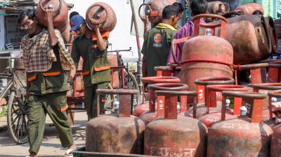 23 मार्च से अब तक 17.25 लाख से ज्यादा 5 किलो के एलपीजी सिलेंडर बिके, 4.76 लाख से ज्यादा पीएनजी कनेक्शन सक्रिय: सरकार