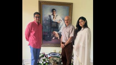 आशा भोसले के घर पहुंचे अनुपम खेर, सन्नाटे में खोजी दिग्गज गायिका की आवाज