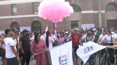 'फिट इंडिया संडे ऑन साइकिल': मिलिंद सोमन महिला प्रतिभागियों के साथ शामिल हुए