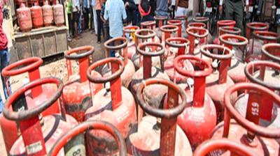 दिल्ली: एलपीजी की कालाबाजारी रैकेट का भंडाफोड़, 57 सिलेंडर जब्त, एक गिरफ्तार