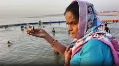 प्रयागराज संगम पर अक्षय तृतीया पर उमड़ा आस्था का सैलाब, हजारों श्रद्धालुओं ने लगाई पवित्र डुबकी