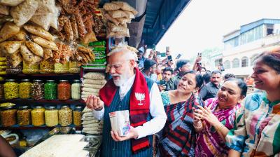 पश्चिम बंगाल: चुनावी रैली के बाद जनता के बीच पहुंचे पीएम मोदी, झालमुड़ी का लिया आनंद
