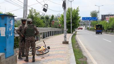 सैटेलाइट फोन ले जाने के आरोप में श्रीनगर हवाई अड्डे पर पकड़े गए दो अमेरिकी पर्यटक