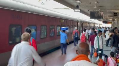 पनवेल स्टेशन पर अचानक लिफ्ट गिरने से 4 यात्री फंसे, रेस्क्यू ऑपरेशन जारी
